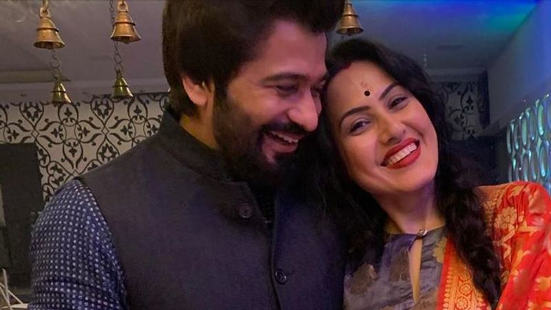 kamya punjabi bend down and proposes husband shalab dang with rose photos viral KPJ