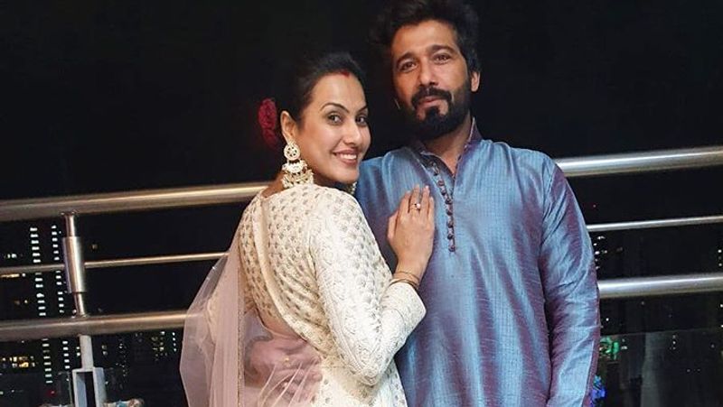 kamya punjabi bend down and proposes husband shalab dang with rose photos viral KPJ