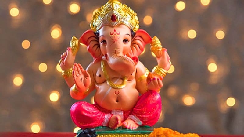 <p>শুক্লপক্ষের বুধবার থেকে গণেশ স্ত্রোত্র পাঠ করুন বা শুনুন দ্রুত উপকার পাবেন।</p>
