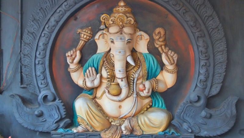 <p>মূল দরজায় উভয় দিকে, সামনের এবং পিছনে সবুজ গণপতি রাখুন এবং বাস্তু অনুসারে উত্তর-পূর্ব কোণটি পরিষ্কার ও পরিষ্কার রাখুন। </p>
