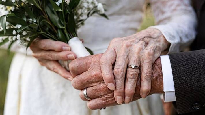 Old man said some tips to his wife before dying and expressed love this video goes viral Old man said some tips to his wife before dying and expressed love this video goes viral