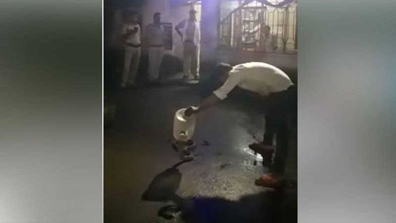 यह तस्वीर कोरबा जिले की मानिकपुर पुलिस चौकी की है। किसी पुलिसवाले ने हिम्मत करके सांप पर बोरी फेंक दी थी। इससे वो वहीं दुबकर बैठ गया। बाद में रेस्क्यू टीम पुलिस चौकी पहुंची और कोबरा का रेस्क्यू किया।