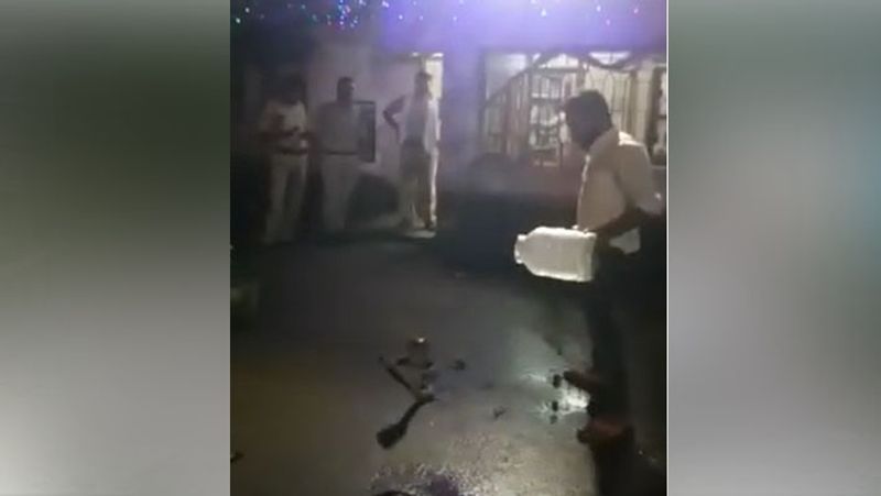 बारिश में ये सांप बिल छोड़कर सूखे स्थानों की ओर भागते हैं। ऐसे में अधिक सतर्क रहने की जरूरत है।