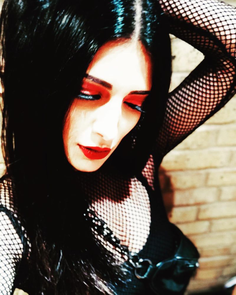 shruthi haasan creat heat on netizens with hot photos