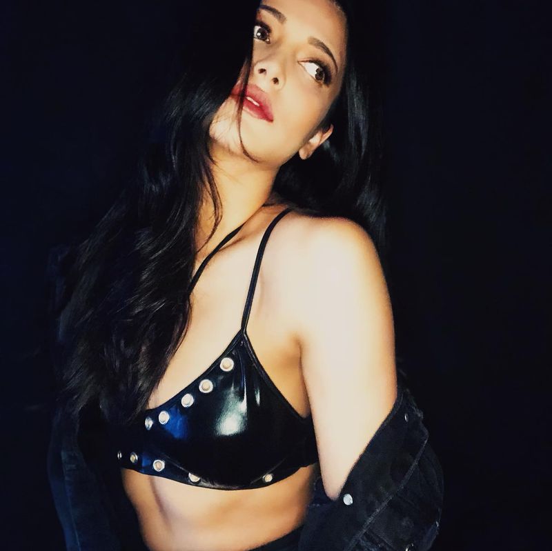 shruthi haasan creat heat on netizens with hot photos