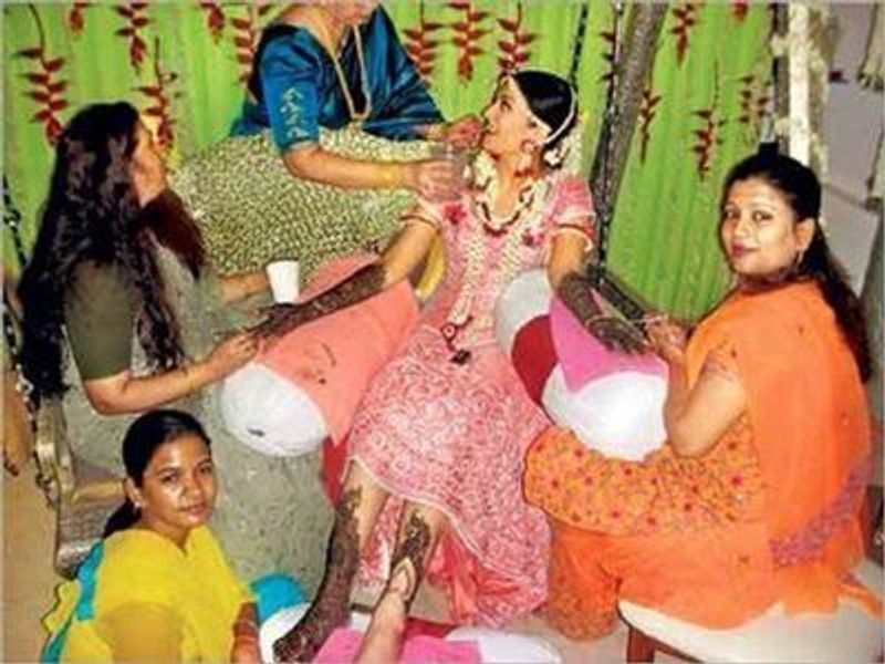 Missed out on Aishwarya Rai-Abhishek Bachchan wedding, mehendi pictures? Here are 15 rare pics from ceremonies