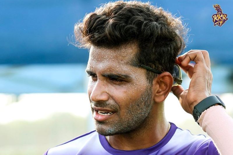 নেটে একটু বল করলেই হাঁপিয়ে উঠছেন প্লেয়াররা। কেকেআরের পেসার শিবম মাভির ছবিতে ঘাম দেখেই বোঝা যাচ্ছে যে কতটা কষ্টের সম্মুখীন হতে হচ্ছে পেস বোলারদের।
