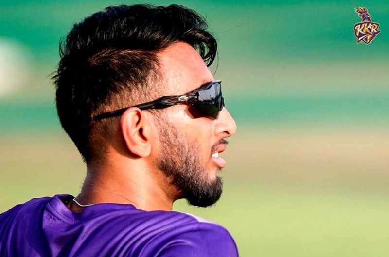 কলকাতা নাইট রাইডার্সের অপর পেস বোলার প্রসিদ্ধ কৃষ্ণাকেও দেখা গেল বল করে হাঁপিয়ে উঠেছেন তিনি। কার্যত মাটিতে বসে পড়েছেন বল করতে গিয়ে।
