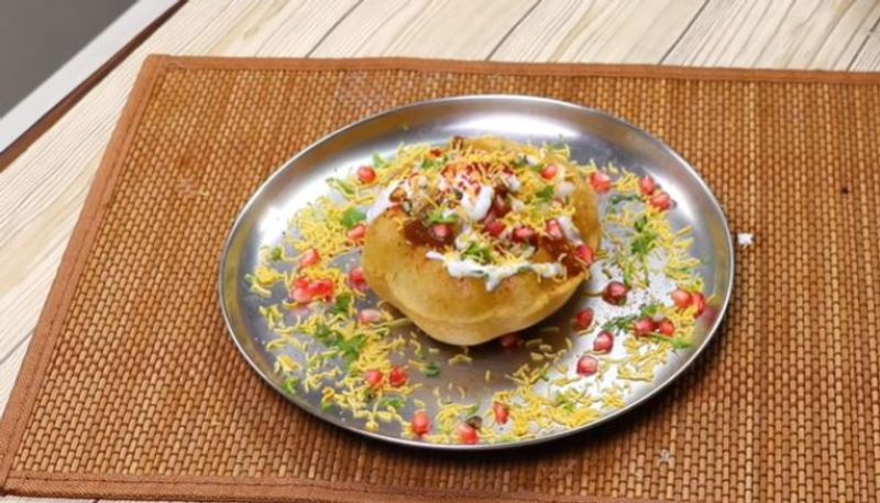 దాల్ కచోరి : నార్త్ ఇండియాలో చాలా ప్రఖ్యాతి గాంచిన స్నాక్ ఐటమ్ దాల్ కచోరి. కందిపప్పు, మసాలాల మిశ్రమాన్ని కచోరిలో స్టఫ్ చేస్తారు. ఇది ఒక్కసారి తిన్నారంటే ఎప్పటికీ వదిలిపెట్టరు.