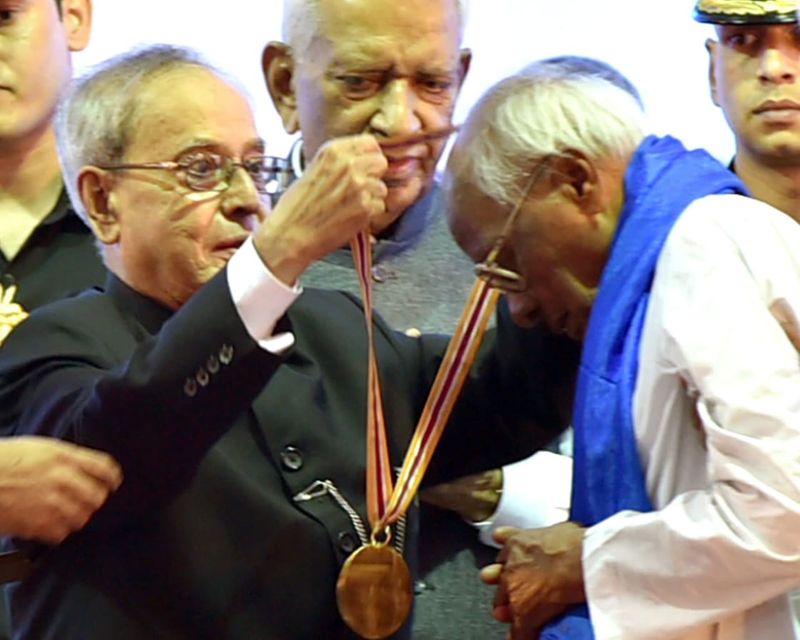 1973 ലെ ഇന്ദിരാ ഗവണ്മെന്റില് പ്രണബ് യൂണിയന് ഡെപ്യൂട്ടി മിനിസ്റ്റര് ഓഫ് ഇന്ഡസ്ട്രിയല് ഡെവലപ്മെന്റ് പദവി വഹിച്ചു. അടിയന്തരാവസ്ഥക്കാലത്ത് ദുഷ്പേര് കേട്ട കോണ്ഗ്രസ് നേതാക്കളുടെ കൂട്ടത്തില് പ്രണബിന്റെ പേരുമുണ്ട്. എന്നാല് ഷാ കമ്മീഷന്റെ ആരോപണങ്ങള്ക്കൊന്നും തന്നെ പ്രണബിനുമേല് നടപടികള് സ്വീകരിക്കുന്ന സാഹചര്യമുണ്ടാക്കാന് സാധിച്ചില്ല.