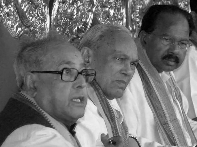 കമ്പിത്തപാല് വകുപ്പില് ഗുമസ്തനായി ചേര്ന്ന അദ്ദേഹം 1963 ല് കല്ക്കത്തയിലെ വിദ്യാനഗര് കോളേജില് അധ്യാപകനാകുന്നു. അതിനു ശേഷം ഹ്രസ്വകാലം ദേശേര് ദേക് എന്ന പ്രാദേശിക പത്രത്തിന്റെ ലേഖകനായും സേവനമനുഷ്ടിക്കുന്നുണ്ട് പ്രണബ്.