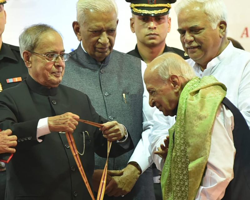 ആദ്യ പ്രഹരം അദ്ദേഹത്തെ മന്ത്രിസഭയില് നിന്ന് ഒഴിവാക്കിയതായിരുന്നു. എന്നാല്, ആദ്യം പ്രണബ് സ്വയം സമാധാനിപ്പിക്കാന് ശ്രമിച്ചത് പശ്ചിമ ബംഗാളിലെ മറ്റൊരു പ്രമുഖ കോണ്ഗ്രസ് നേതാവായ എ ബി ഗനിഖാന് ചൗധരിയെയും ഡ്രോപ്പ് ചെയ്തിട്ടുണ്ടല്ലോ എന്ന് സ്വയം പറഞ്ഞുകൊണ്ടാണ്.