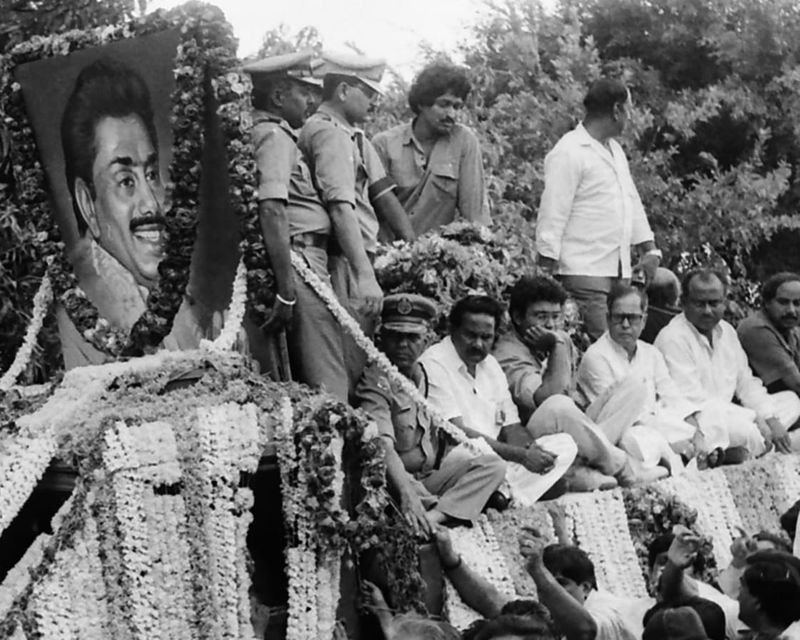 ജീവ് സംഘത്തിന്റെ ഓപ്പറേഷന് അവസാനിച്ചിരുന്നില്ല. ഇനിയും അപമാനങ്ങള് ഏറ്റുവാങ്ങാന് ബാക്കിയുണ്ടായിരുന്നു പ്രണബിന്. അദ്ദേഹത്തെ തന്റെ രാഷ്ട്രീയ ജീവിതത്തില് ആദ്യമായി കോണ്ഗ്രസ് വര്ക്കിങ് കമ്മിറ്റിയില് നിന്നും കോണ്ഗ്രസ് പാര്ലമെന്ററി ബോര്ഡില് നിന്നും നീക്കി. എന്നാല്, അപ്പോഴും ഒന്നും വിട്ടുപറയാന് നില്ക്കാതെ പ്രണബ് മുഖര്ജി എന്ന കോണ്ഗ്രസുകാരന് തന്റെ അച്ചടക്കം നിലനിര്ത്തി.