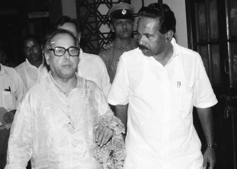 1986 ഒക്ടോബര് മാസത്തില് പ്രണബിനെ രാജീവ് കോണ്ഗ്രസില് നിന്ന് പുറത്താക്കി.