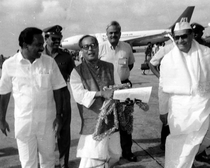 അങ്ങനെ നാലുപാടുനിന്നും കടുത്ത അവഗണനകള് മാത്രം നേരിട്ട് കഴിച്ചുകൂട്ടിയ നാലഞ്ചുമാസക്കാലം കൊണ്ട് പ്രണബിന് ഒരു കാര്യം മനസ്സിലായി. അടിയന്തരമായി രാജീവുമായി സന്ധി ചെയ്തില്ലെങ്കില് തന്റെ രാഷ്ട്രീയം ഇതോടെ അവസാനിക്കും. അന്ന് രാജീവിനും പ്രണബിനുമിടയില് സമാധാനമുണ്ടാക്കാന് തയ്യാറായി വന്നത് ഒറീസയിലെ കോണ്ഗ്രസ് നേതാവായ സന്തോഷ് മോഹന് ദേവും, ദില്ലിയിലെ വനിതാ നേതാവായ ഷീല ദീക്ഷിത്തും ചേര്ന്നാണ്.