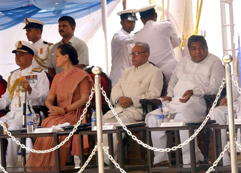 2007 ല് ഇടതുപക്ഷമാണ് ആദ്യമായി പ്രണബിന്റെ പേര് രാഷ്ട്രപതി പദത്തിലേക്ക് നിര്ദേശിക്കുന്നത്. അന്ന് പക്ഷേ, അദ്ദേഹത്തെ സോണിയക്ക് യുപിഎ ക്യാബിനറ്റില് നിന്ന് വിട്ടുനല്കാനാകുമായിരുന്നില്ല. എന്നാല്, 2012 ല് പതിമൂന്നാമത്തെ രാഷ്ട്രപതിയെ തിരഞ്ഞെടുക്കുന്ന സമയം വന്നപ്പോള്, ഒരു കാര്യം സോണിയക്ക് ബോധ്യപ്പെട്ടു. 2014 ലെ ഫലം ചിലപ്പോള് മോശമാകാന് സാധ്യതയുണ്ട്. അതുകൊണ്ട് ചുരുങ്ങിയത് രാഷ്ട്രപതി ഭവനിലെങ്കിലും ഒരു കോണ്ഗ്രസുകാരന് ഇരിക്കുന്നത് നല്ലതാണ്.