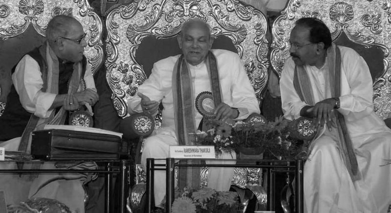 എന്നാല്, 2012 ലെ പ്രസിഡന്റ് തെരഞ്ഞെടുപ്പ് വലിയ രാഷ്ട്രീയ മത്സരങ്ങള്ക്കുള്ള വേദി കൂടി ആയി മാറി. ആ കോഴിപ്പോരിന്റെ നടുവിലേക്ക് മമതാ ബാനര്ജി, മുലായം സിംഗ് യാദവ്, സോമനാഥ് ബാനര്ജി, ടി ആര് ബാലു, ശരദ് പവാര്, പി എം സാങ്മ എന്നിങ്ങനെ പലരും ഇറങ്ങി. എപിജെ അബ്ദുല് കലാമിന്റെ പേരും പലരും ഉയര്ത്തിക്കൊണ്ടു വന്നു എങ്കിലും, അഭിപ്രായ സമന്വയമില്ലാതെ താന് അതിനു മുതിരില്ല എന്ന് കലാം പറഞ്ഞതോടെ ആ സാധ്യത മങ്ങി. ഒടുവില് തെരഞ്ഞെടുപ്പ് നടന്നു. ഇടതു പക്ഷവും, അവസാന നിമിഷം വരെ ഇടഞ്ഞു നിന്ന മമതയും പിന്തുണച്ചതോടെ പ്രണബ് മുഖര്ജി രാഷ്ട്രപതിയായി.