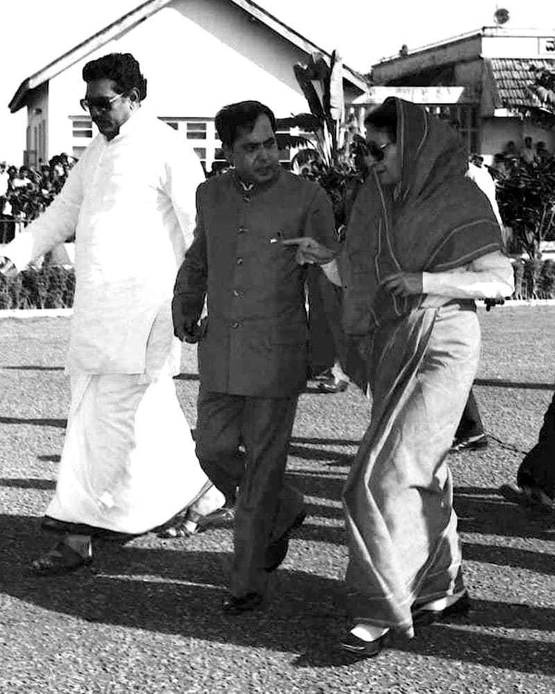 രാഷ്ട്രീയത്തിലേക്കുള്ള അദ്ദേഹത്തിന്റെ ആദ്യത്തെ എന്ട്രി, 1969 ല് അന്ന് മിഡ്നാപൂരില് നിന്ന് സ്വതന്ത്രനായി മത്സരിച്ച, പില്ക്കാല ഇന്ത്യന് പ്രതിരോധ മന്ത്രി വികെ കൃഷ്ണമേനോന്റെ തെരഞ്ഞെടുപ്പ് പ്രചാരണത്തിന് ചുക്കാന് പിടിച്ചുകൊണ്ടായിരുന്നു. അന്ന് പ്രണബിനെ പരിചയപ്പെടാനിടയായ പ്രധാനമന്ത്രി ഇന്ദിരാ ഗാന്ധിക്ക് അദ്ദേഹത്തിന്റെ കഴിവുകള് ബോധ്യപ്പെടുകയും, കൈപിടിച്ച് പാര്ട്ടിയിലേക്ക് ആനയിക്കുകയുമാണ് ഉണ്ടായത്.