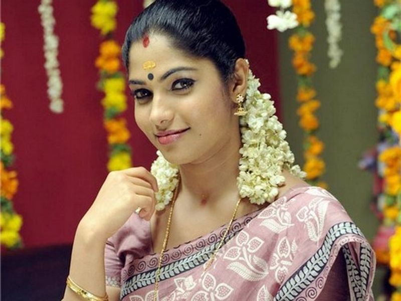 thaamirabharani bhanu lip lock with Husband on her 5th wedding anniversary photo going viral