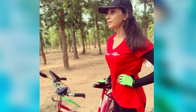 Devlina Kumar cycles 45 kilometres, from Deshapriyo park to ADB