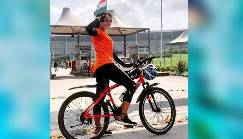 Devlina Kumar cycles 45 kilometres, from Deshapriyo park to ADB