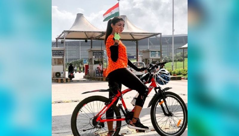 Devlina Kumar cycles 45 kilometres, from Deshapriyo park to ADB