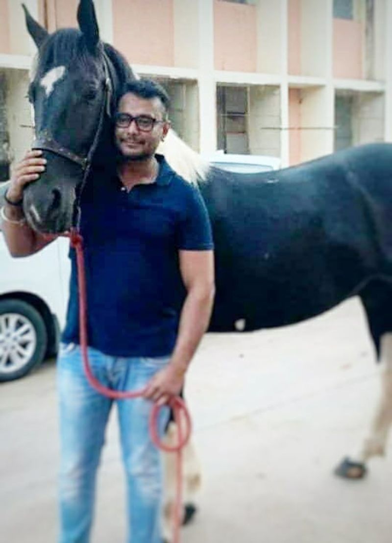 Congress Leader SS Mallikarjun gifts two Horse to challenging star darshan