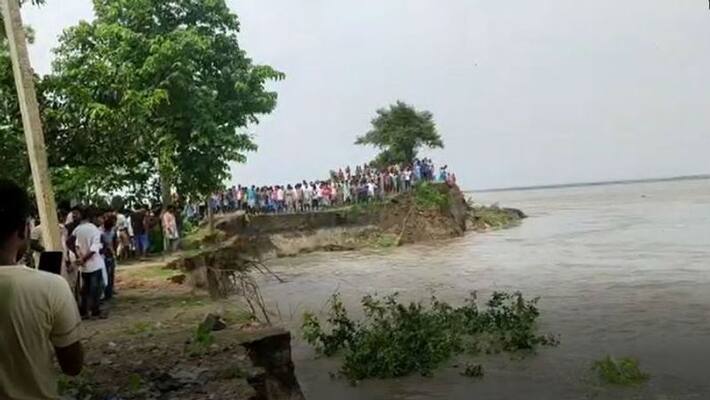 Cracks are growing on the embankment, rising tide of Kulik River increasing panic bpsb Cracks are growing on the embankment, rising tide of Kulik River increasing panic bpsb