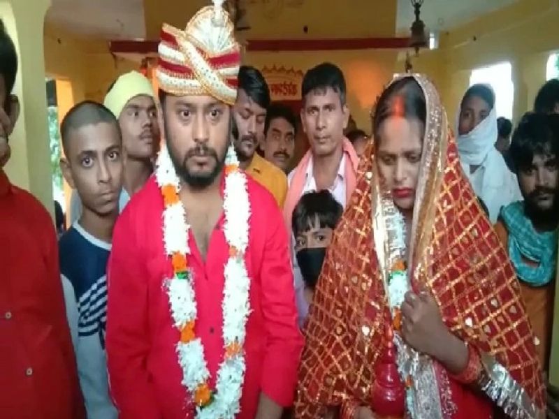 महिला थाना भभुआ में स्थित महा कोटेश्वर मंदिर में पुलिस ने दोनों की शादी करा दी। कैमूर एसपी दिलनवाज अहमद ने बताया कि प्रेमिका की शिकायत पर आरोपी युवक को बुलाकर पूछताछ किया गया तो तो वह शादी करने की इच्छा जताई। इसके बाद दोनों की मंदिर परिसर में शादी करा दी गई।