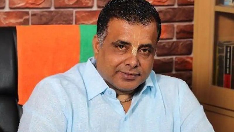 पीएम मोदी के नाम से सेलम में इडली बेचने का आइडिया राज्य के बीजेपी नेता महेश का है। उन्होंने ही शहर में इसके पोस्टर भी लगवाए हैं। सोशल मीडिया पर पीएम के साथ इडली का फोटो खूब वायरल हो रहा है।
