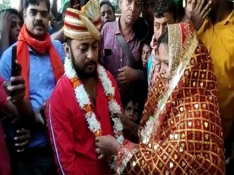 भभुआ निवासी अंकित गुजरात के एक निजी कंपनी में काम करता थे। जहां उसकी मुलाकात वहीं, काम करने वाले एक युवती से हुई। धीरे-धीरे दोनों को एक-दूसरे से प्रेम हो गया।
