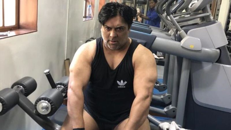 अब बात करते हैं रामकपूर ने किस वर्कआउट शेड्यूल को फॉलो किया जिसकी वजह से उन्होंने अपना वजन कम कर डाला? पर्दे पर हेल्दी दिखने वाले राम कपूर अब सुपरफिट नजर आते हैं। इस ट्रांसफॉर्मेशन के लिए राम रोजाना जिम जाते हैं।
