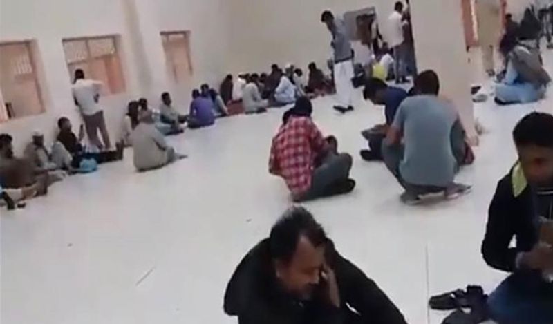 लीक हुई तस्वीरों में एक में कैदियों के कपड़े उतारकर उन्हें मारता दिखाया गया। इसमें वो जमीन पर लेटे दिखे। इन्हें बुरी तरह पीटा जाता है। 
