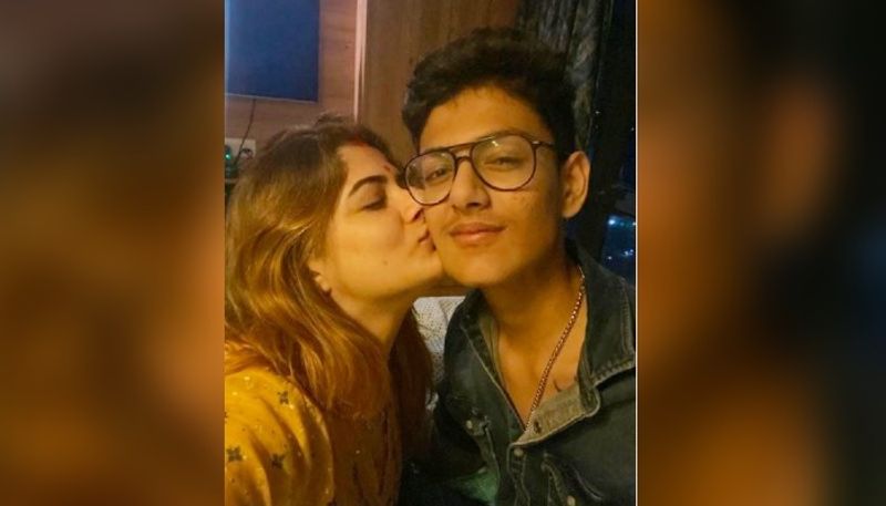 <p>মা-ছেলেকে নিয়ে সবসময়েই সরগরম সোশ্যাল মিডিয়ার পাতা। টলি অভিনেত্রী শ্রাবন্তী চ্যাটার্জির ব্যক্তিগত জীবন জানার জন্য সবসময়েই মুখিয়ে রয়েছে দর্শকরা। </p>