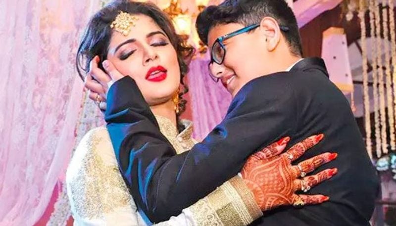 <p>ছেলের ছবি পোস্ট করতেই মা শ্রাবন্তী কমেন্টে জানিয়েছেন আমার রাজা। ছবির কমেন্টেই মা-ছেলের ভালবাসা প্রকাশ্যে এসেছে।</p>