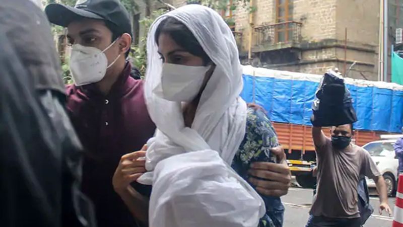 इसलिए रिया ने छोड़ दिया था सुशांत का घर
मानेशिंदे ने आगे कहा कि सीबीआई और ईडी को दिए अपने बयान में रिया ने कहा था कि 8 जून को प्रियंका ने सुशांत से बात की थी और उन्हें 3 दवाएं बिना प्रिस्क्रिप्शन के लेने को बोला था। रिया ने इस बात का विरोध भी किया था, क्योंकि सुशांत पहले ही अपने दूसरे डॉक्टर की दवाएं ले रहे थे। इसी बात पर रिया और सुशांत की बहस भी हुई थी, इसके बाद सुशांत ने रिया को घर छोड़कर जाने के लिए कहा था और फिर रिया ने अपने भाई शौविक से बात की और वो अपने घर चली गईं।
