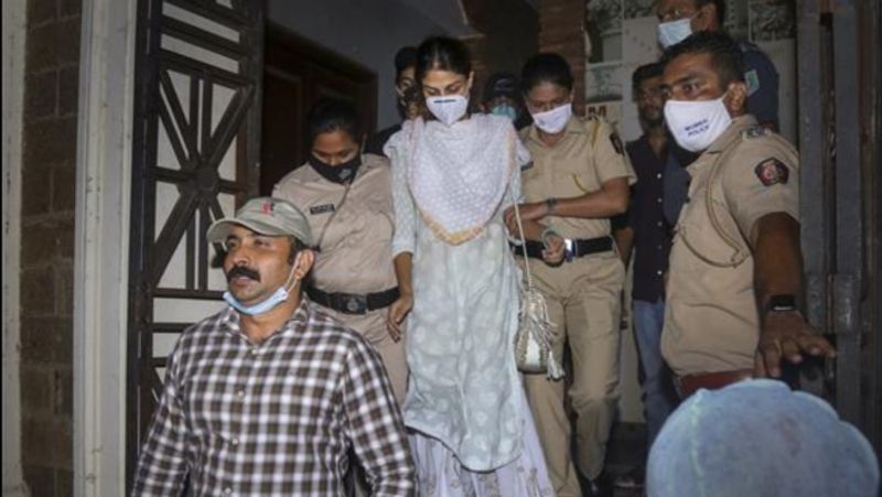 दिल्ली के सरकारी अस्पताल के डॉक्टर ने लिखी थी दवा
मानेशिंदे ने ये भी दावा किया है कि सुशांत के परिवार को उनकी मानसिक स्थिति के बारे में जानकारी थी। उन्होंने यह भी कहा कि परिवार का रिया पर सुशांत को दवाएं देने का आरोप पूरी तरह से बेबुनियाद है।
