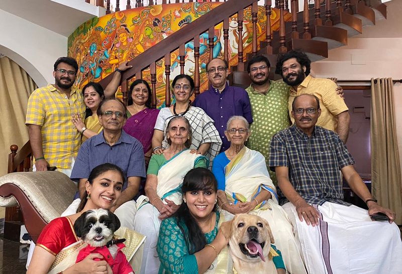 இந்த நிலையில் கீர்த்தி சுரேஷ் தனது சகோதரி பதிவு செய்துள்ள ஒரு இன்ஸ்டாகிராம் பதிவிற்கு ’அப்படி போடு லவ் லவ் லவ்’ என்று கீர்த்தி சுரேஷ் கமெண்ட் அடித்துள்ளது வைரலாகி வருகிறது,