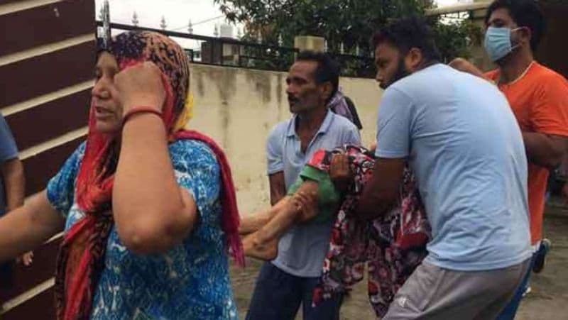 यह है पूरा मामला
दरअसल सुरेश रैना की बुआ का परिवार पठानकोट के थरियाल गांव में रहता है। 19 अगस्त की रात यह पूरा परिवार छत पर सो रहा था, तभी अचानक कुछ अज्ञात हमलावरों ने लूट के इरादे से उन पर धारदार हथियारों से हमला कर दिया। पीड़िता परिवार की चीख-पुकार सुनकर जब तक मौके पर आसपास के लोग पहुंचे तो आरोपी वहां से भाग चुके थे। किसी तरह सभी लोगों को अस्पताल पहुंचाया गया। इसी बीच घर के मुखिया और सरकारी ठेकेदार अशोक कुमार की मौत हो गई।