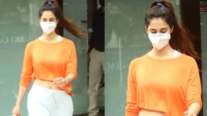 ऑरेंज टॉप और जीन्स में दिशा पाटनी वॉक करते नजर आई।