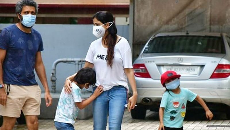 रितेश देशमुख पत्नी और बेटों के साथ स्पॉट हुए।