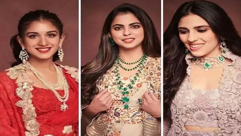 रिलायंस ग्रुप के इवेंट में रहती हैं साथ
श्लोका मेहता और राधिका मर्चेंट रिलायंस ग्रुप के हर इवेंट, मीटिंग और पार्टी में साथ-साथ नजर आती हैं। शादी होने के पहले ही श्लोका मेहता और राधिका मर्चेंट के बीच इतनी अच्छी बॉन्डिंग देख कर नीता और मुकेश अंबानी काफी खुश हैं।