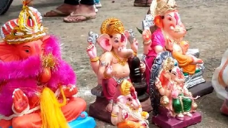 बता दें कि इस बार कोरोना के चलते और सरकार के नियम को देखते हुए ज्यादातर प्रतिमाएं एक फीट से दो फीट की थीं।
