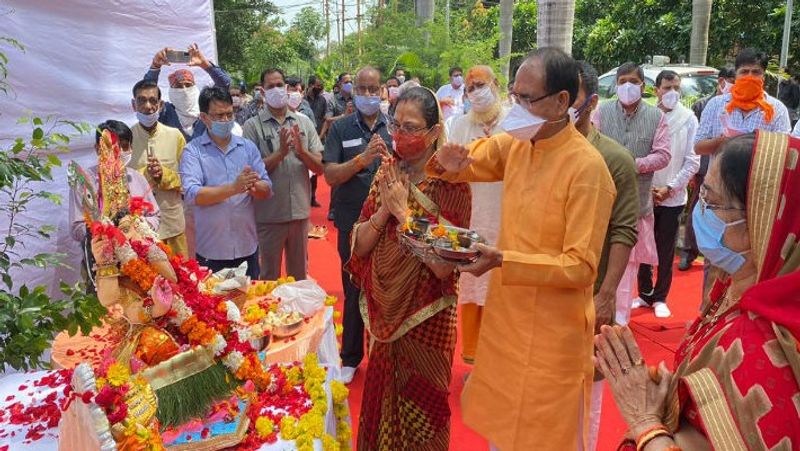 मुख्यमंत्री निवास में गणेश विसर्जन के दौरान अपने परिवार के साथ बप्पा की आरती करते हुए सीएम शिवराज।
