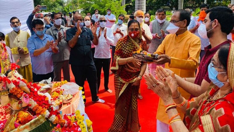 मुख्यमंत्री निवास में गणेश विसर्जन के दौरान सीएम शिवराज के साथ उनके परिवार के साथ स्टाफ मेंबर भी शामिल थे।
