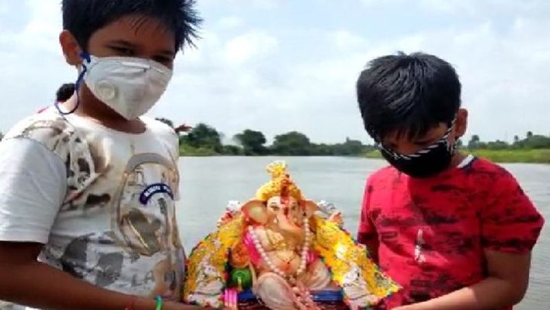 बता दें कि ग्रामीण इलाकों में लोग नदी-तालाब में भी विसर्जन कर रहे हैं। लेकिन लोग भीड़ नहीं लगा रहे हैं, कोरोना के सारे नियमों का पालन हो रहा है।
