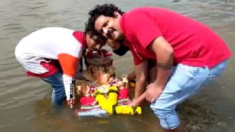 कोरोना की गाइडलाइन को देखते हुए गणेश विसर्जन के समय ज्यादा भीड़ नहीं रही, परिवार के एक दो लोगों ने ही बप्पा का जयकारों के साथ विसर्जन किया।