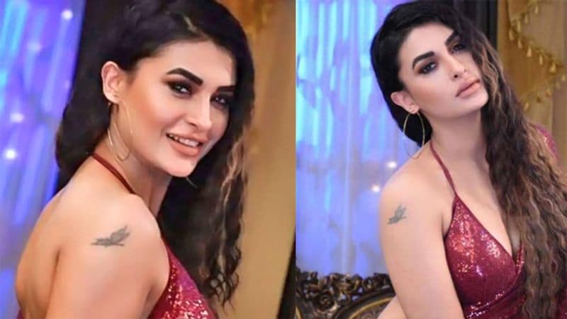 वैसे, इस शो में आने से पहले ही पवित्रा पुनिया ने अपनी बोल्ड तस्वीरों को सोशल मीडिया पर शेयर करना शुरु कर दिया है। पवित्रा ने हाल ही में कुछ फोटो शेयर की हैं, जिनमें वो मरुन कलर की शिमरी साड़ी और बैकलेस अवतार में नजर आ रही हैं।