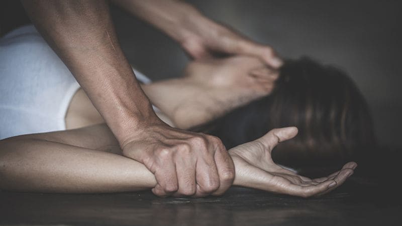 महराजगंज जिले के श्यामदेउरवा इलाके की 18 वर्षीय युवती को अपहरण कर सामूहिक दुष्कर्म का मामला सामने आया है। आरोपी, मंगलवार को सुबह उसे गुलरिहा इलाके के भटहट कस्बे में एक निजी अस्पताल के सामने छोड़कर फरार हो गए।
