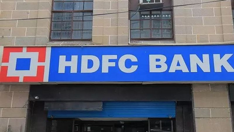 एचडीएफसी बैंक
एचडीएफसी बैंक में एफडी पर मिलने वाले ब्याज से 2 फीसदी ज्यादा पर लोन मिलेगा। ऑनलाइन लोन की सीमा 25 हजार रुपए है। यहां एफडी के 90 फीसदी तक लोन मिलेगा।
(फाइल फोटो)